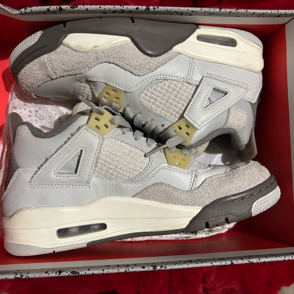 Jordan Air 4 Retro SE in Gray and Cream